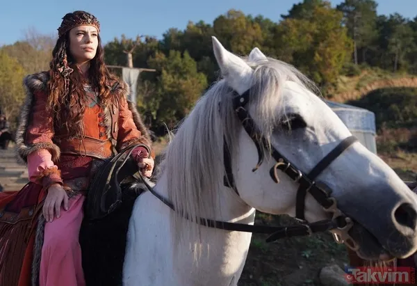 Yeliz Yeşilmen'in hamam görüntüleri sosyal medyayı yıktı geçti! Göbek taşı üstünde dansözler göbek attı Yeliz yeni yaşını işte böyle kutladı - 11