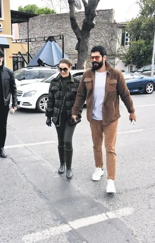 Kuruluş Osman'ın yıldızı Burak Özçivit ve eşi Fahriye Evcen Boğaz sefası yaptı