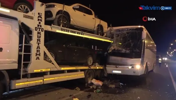 Uşak'ta yolcu otobüsü TIR'a çarptı: 3'ü ağır 16 yaralı!