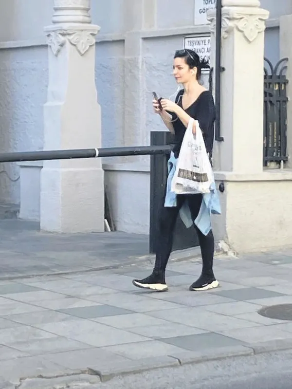Derya Baykal, önceki gün kızı Müjgan Ferhan Şensoy ile Cihangir'deydi-4
