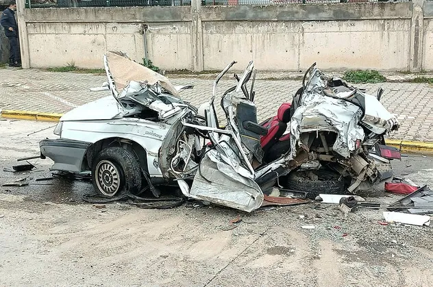 Balıkesir'de hatalı sollama faciaya neden oldu! İki tırın arasında kaldı