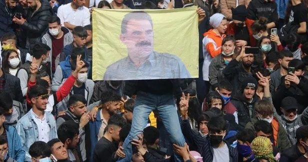 istanbulda-nevruz-etkinliginde-teror-orgutu-pkk-elebasi-abdullah-ocalanin-pacavrasini-acan-5-kisi-yakalandi-1617213068679.jpeg İstanbul'da nevruz etkinliğinde terör örgütü PKK elebaşı Abdullah Öcalan'ın paçavrasını açan 5 kişi yakalandı!-1