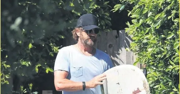Ünlü aktör Gerard Butler'den virüsle sörf!