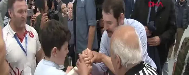 Bakan Albayrak ve oğlu bilek güreşi yaptı