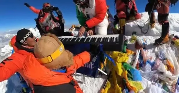 Meksikalı genç dağcı Everest Dağı’nın zirvesinde org çaldı