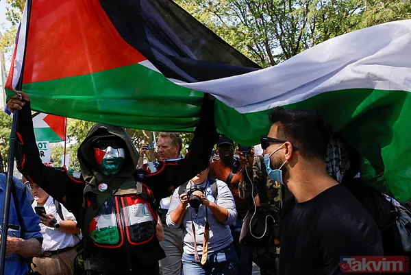 Kamala Harris'in adaylığını ilan edeceği Demokrat Parti Kongresi'nde yüzlerce Filistin destekçisi protesto düzenledi - 15