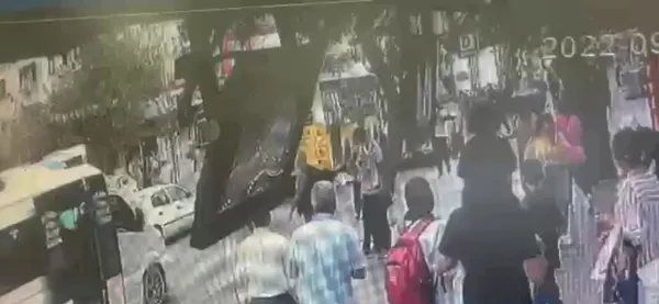 elbisesi-kapiya-sikisan-kadin-otobusun-altinda-kalip-oldu-1663951386972.jpg Elbisesi kapıya sıkışan kadın, otobüsün altında kalıp öldü-2