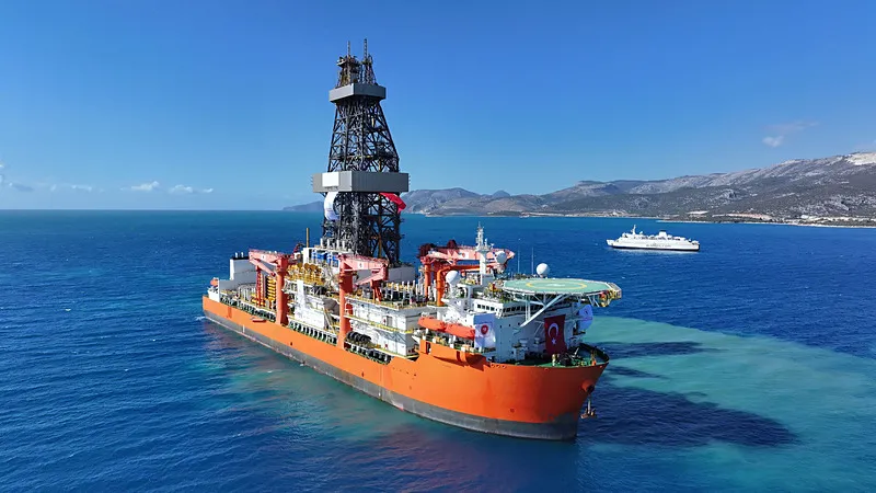 Enerji filosuna katılan iki yeni sondaj gemisinin ilki Mersin Taşucu Limanı'na ulaştı (Fotoğraf: İHA)