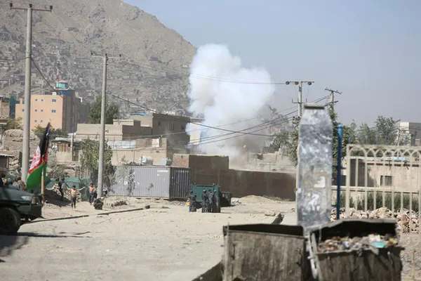 Son dakika:Afganistan'da canlı yayında Cumhurbaşkanlığı Sarayı'na saldırı!-1