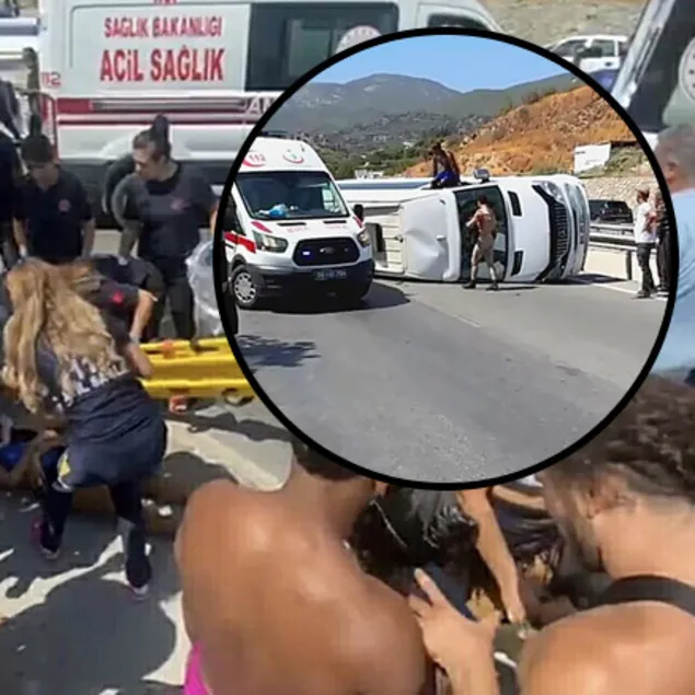 Turistleri taşıyan midibüs devrildi