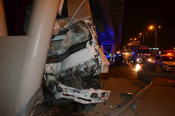 1607421468898.jpg Freni boşalan kamyon dehşet saçtı! Son anda atladılar-4