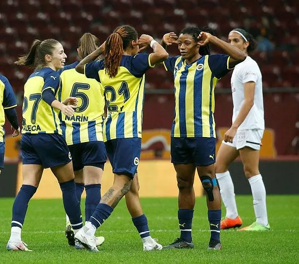 shameeka-sov-yapti-kadinlar-derbisinde-farkli-skor-galatasaray-0-7-fenerbahce-mac-sonucu-1638900491961.jpeg