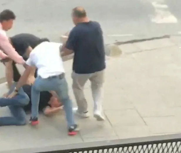 dehsete-dusuren-anlar-sultangazide-surucuyu-aractan-indirip-dovduler-1655023842897.jpeg Dehşete düşüren anlar! Sultangazi'de sürücüyü araçtan indirip dövdüler-3