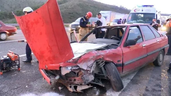 İstanbul Kuzey Marmara Otoyolu'nda feci kaza: Araç hurdaya döndü! Otomobilde sıkışan kadını itfaiye kurtardı-4
