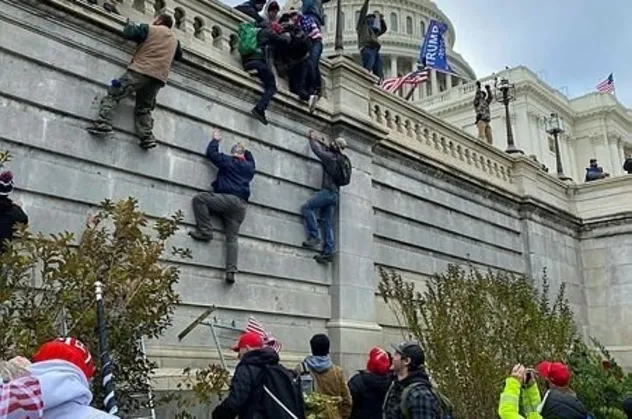 The Guardian'dan ABD'deki kanlı kongre baskını hakkında flaş iddia! Baskından saatler önce Trump...