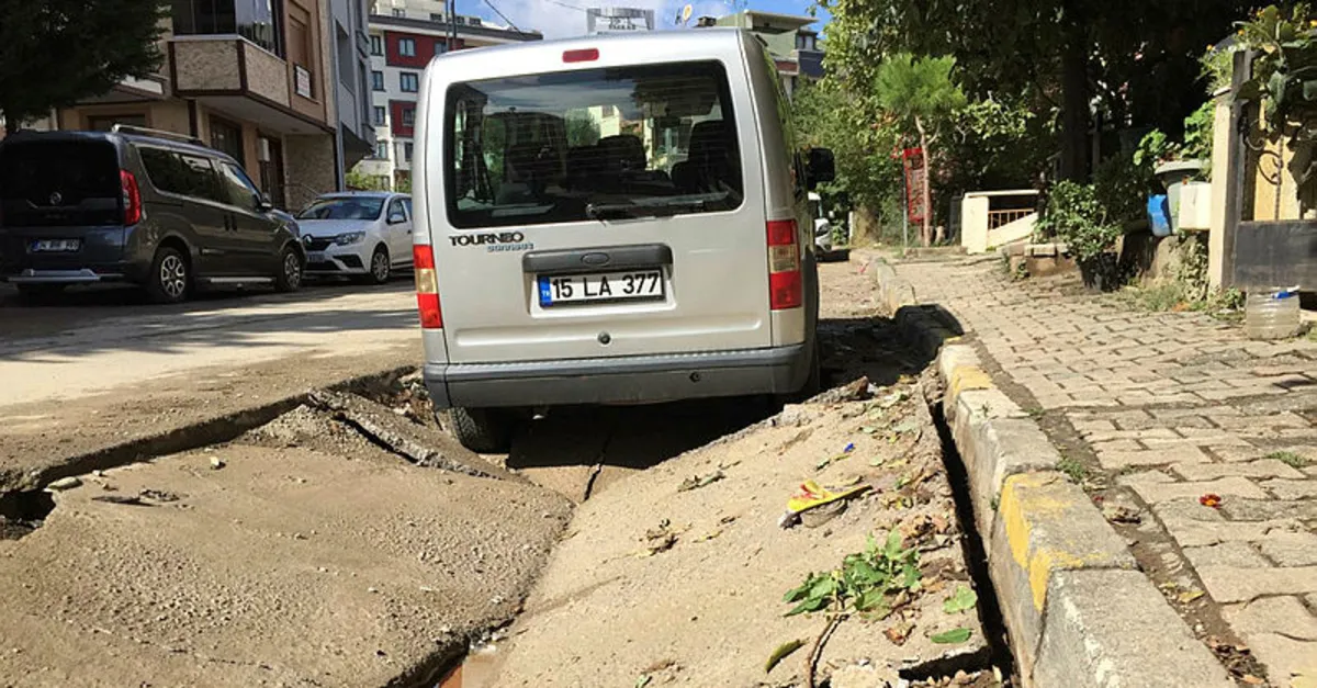 İstanbul'da yol çöktü! Araçlar çukura düştü