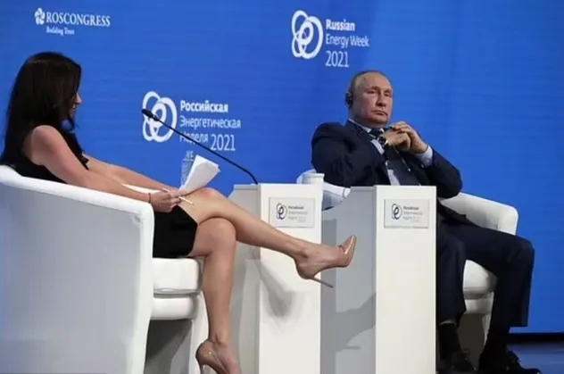 Rus medyası Vladimir Putin'e bacaklarını uzatan Hadley Gamble'yi suçladı: Dikkatini dağıttı