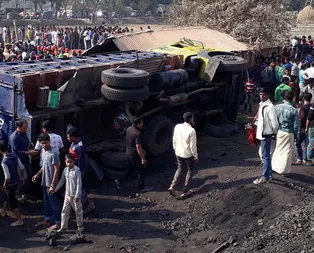 Bangladeşte kamyon işçi barakasına daldı, çok sayıda ölü var