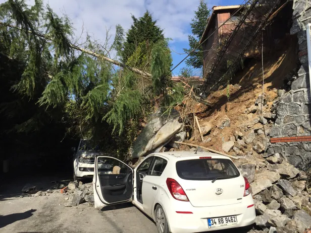 Beykoz'da istinat duvarı çöktü! Araçlar altında kaldı-8