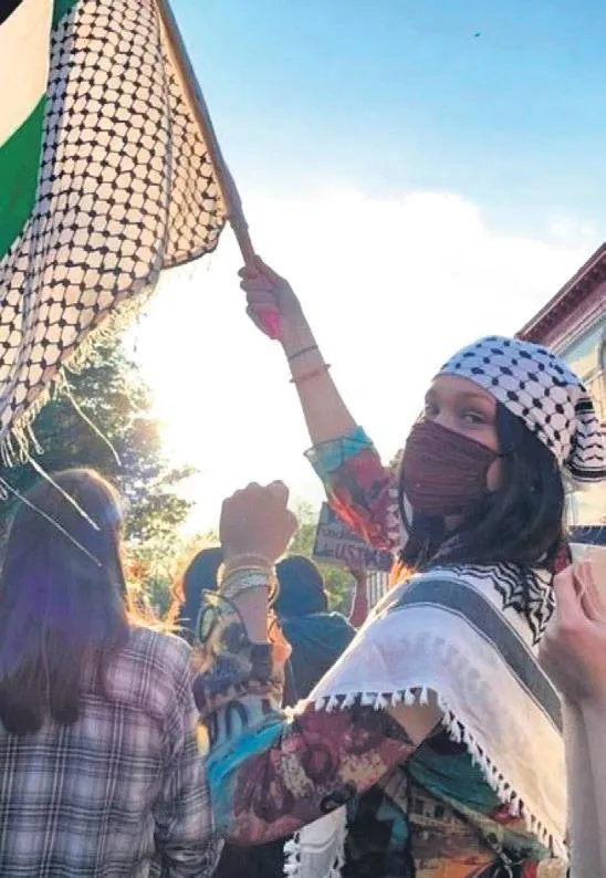 Filistinli Bella-Gidi Hadid kardeşler ile Dua Lipa İsrail'i protesto etti! New York Times gazetesi de skandala imza attı-1