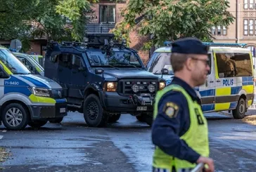 İsveç'te Kur'an-ı Kerim yakan Momika'ya karşı çıkan kişiyi polis susturmaya çalıştı