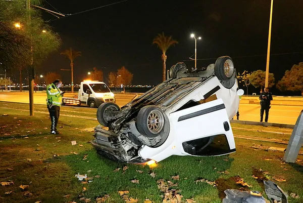 Son dakika: İzmir’de takla atan aracın sürücüsü olay yerinden kaçtı-3