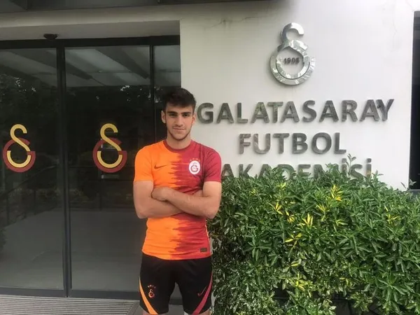 ozel-haber-i-galatasaray-taraftari-isyanda-eren-aydinin-arda-gulerden-farki-ne-1650271826423.jpg