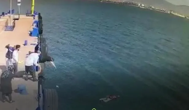İzmit Marina'da korku dolu anlar! Denize atlayan kadını kurtarma anı güvenlik kamerasında...-1