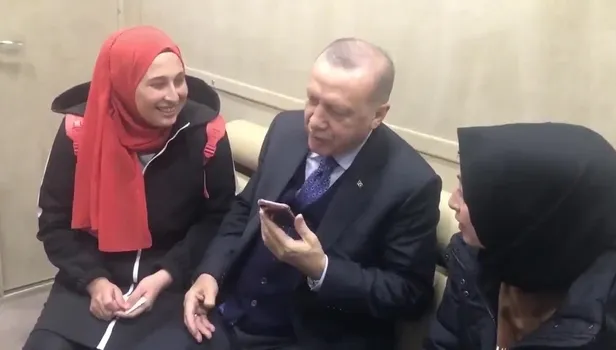 Cumhurbaşkanı Erdoğan, yanına gelen genç kızı kırmadı