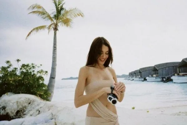 taze-asiklar-dilan-cicek-deniz-ve-mert-yazicioglundan-cicek-gibi-tatil-rotayi-maldivlere-cevirdiler-1681931261699.jpeg Taze aşıklar Dilan Çiçek Deniz ve Mert Yazıcıoğlu'ndan 'Çiçek' gibi tatil: Rotayı Maldivler’e çevirdiler!-5