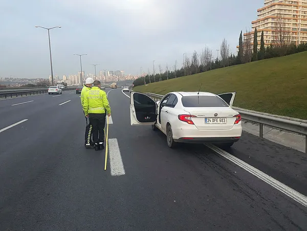 1609660333838.jpg TEM'de akılalmaz kaza! Motosiklet araca ok gibi saplandı, sürücü metrelerce sürüklenerek can verdi-4