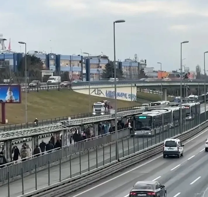 ayvansarayda-metrobus-arizasi-trafikte-kuyruk-oldu-1741071083977.jpg