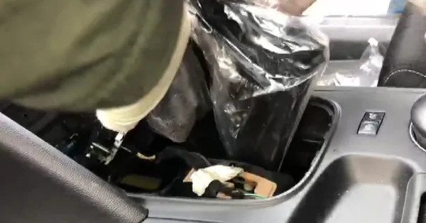 Adım adım takip! Otomobilin her yerinden tabanca çıktı