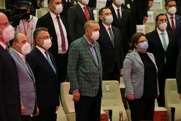 Başkan Recep Tayyip Erdoğan gençlerle birlikte 'Aşık Veysel'in Uzun İnce Bir Yoldayım' türküsünü söyledi-2