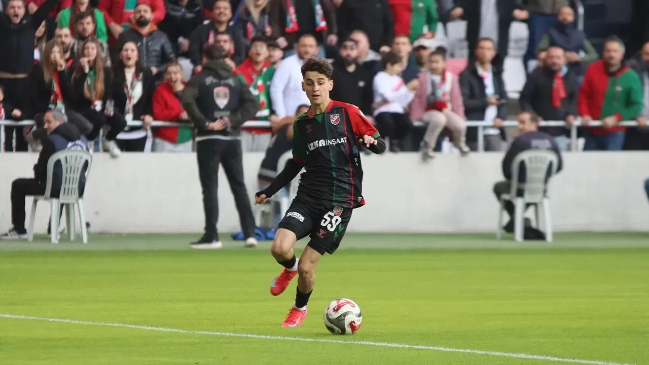 Fenerbahçe'de bir transfer daha tamam! 50 milyon euroluk golcü de listede - 9