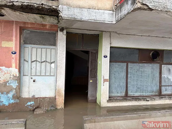 İzmir'de değişmeyen manzara: Yağış sonrası sokaklar göle döndü - 8