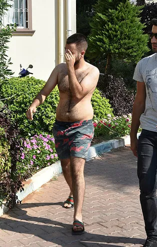 Çantaları çalındı şortla ortada kaldı