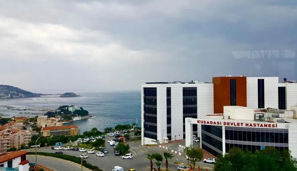 kusadasinda-5-yildizli-otelde-gida-zehirlenmesi-suphesi-30-turist-hastaneye-kaldirildi-1783873811251.jpeg Kuşadası'nda 5 yıldızlı otelde zehirlenme şüphesi: 30 turist hastanelik oldu-3