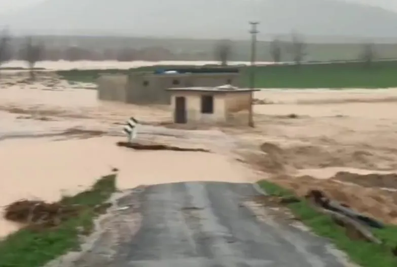 Şanlıurfa’da yollar göle döndü