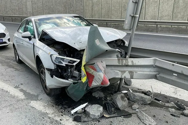 TEM Otoyolu’nda feci kaza! Tırın sıkıştırdığı otomobil bariyerlere ok gibi saplandı