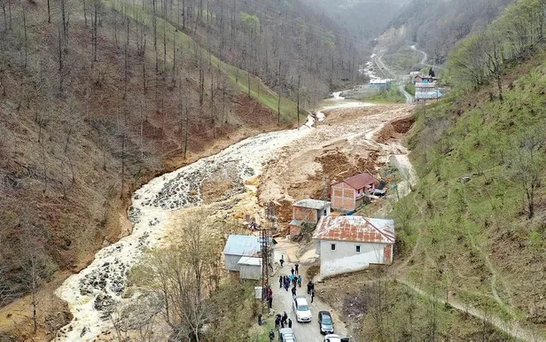 Son dakika: Trabzon'un Sürmene ilçesinde heyelan sonucu 5 bina toprak altında kaldı-3