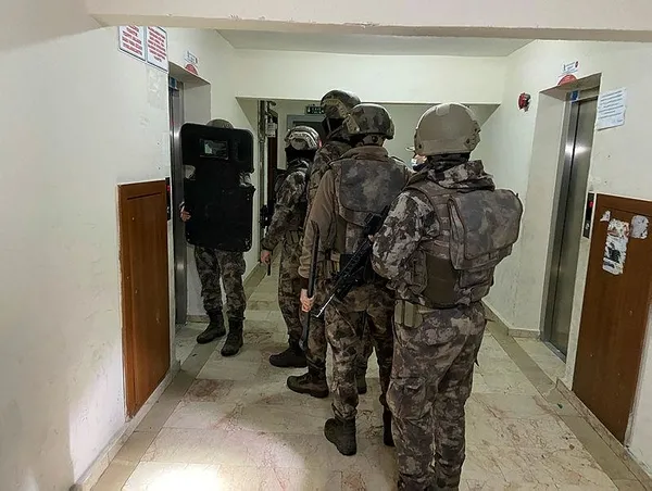 istanbulda-11-ilcedeki-12-adrese-deas-operasyonu-cok-sayida-gozalti-var-1615945106145.jpeg Son dakika: İstanbul'da 11 ilçedeki 12 adrese DEAŞ operasyonu: Çok sayıda gözaltı var-4