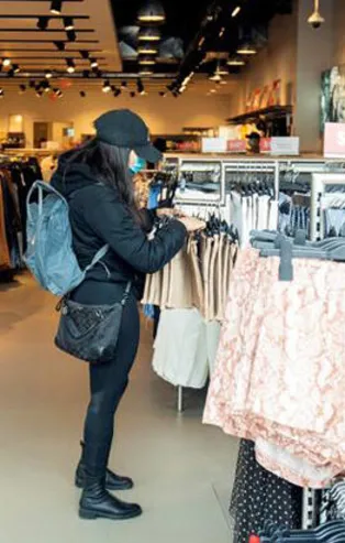 Ünlü giyim devi H&M'den şok karar! Yüzlerce mağazasını kapatıyor