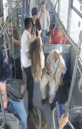 Kocaeli’nde otobüs sürücüsü bayılan yolcuyu hastaneye yetiştirdi