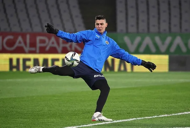 berke-ozer-surprizi-galatasaray-fenerbahcenin-eski-kalecisini-transfer-gundemine-aldi-1671324568903.jpeg