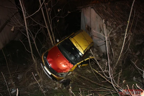 Duyanları şaşkına çeviren olay! Evin çatısına araba düştü - 5