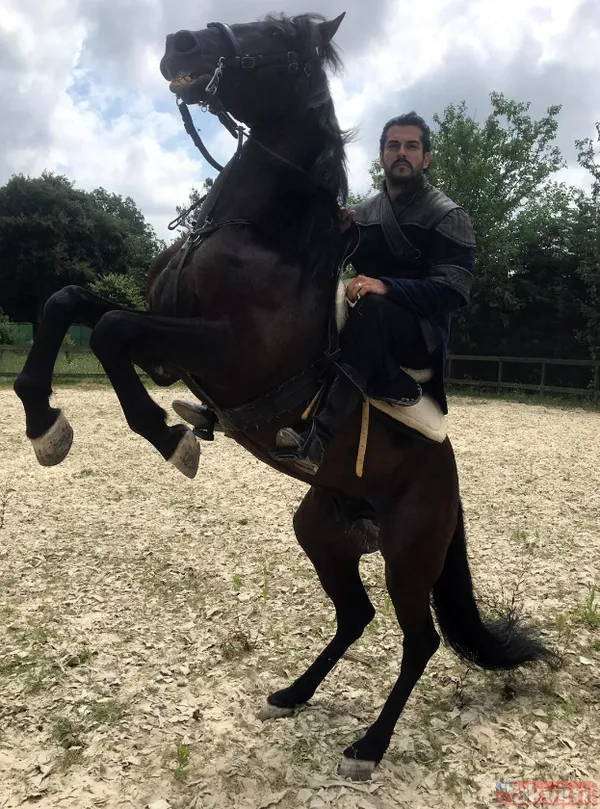 Diriliş Osman için geri sayım başladı! Diriliş'in Osman Bey'i Burak Özçivit 1 yıl boyunca haftanın 5 günü 8 saat eğitim aldı! - 2