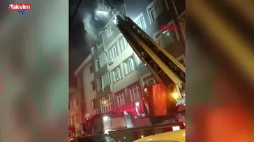 Küçükçekmece'de çatı yangını: Bina tahliye edildi