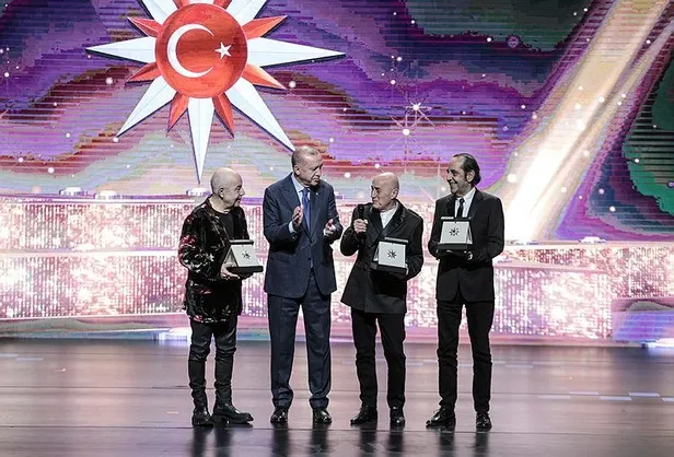 Özkan Uğur hayatını kaybetti! Başkan Erdoğan'dan taziye mesajı: "Ailesine, sevenlerine ve tüm sanat camiamıza başsağlığı diliyorum"-4