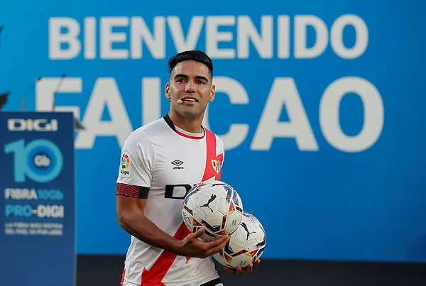 radamel-falcao-bir-tek-galatasarayda-kafa-golu-atamadi-1632301105454.jpg Radamel Falcao bir tek Galatasaray'da kafa golü atamadı!-2